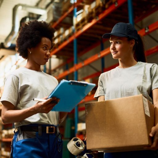 vista-de-angulo-baixo-de-trabalhadoras-se-comunicando-enquanto-preparava-pacotes-para-entrega-no-armazem-de-distribuicao